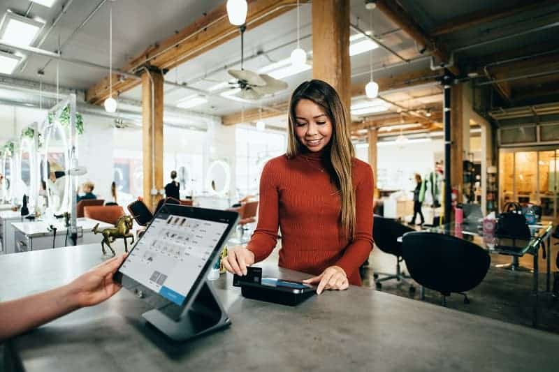 Cómo Usar CRMs para Mejorar la Retención de Clientes en Colombia implementar un crm en una empresa