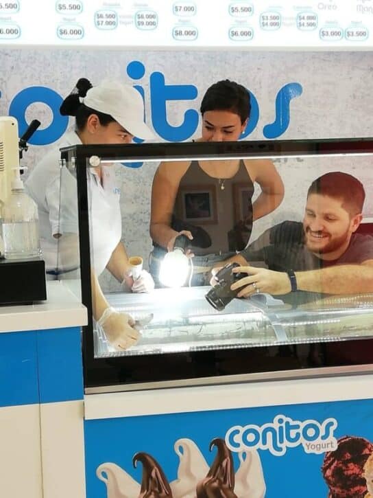 Por qué las Pymes deben invertir en Marketing: 5 razones equipo buho agencia digital sacando fotos para branding de un local de helados