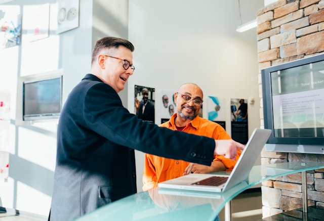 Automatización de prospección B2B en LinkedIn y correo: casos de uso 2026 Software sales