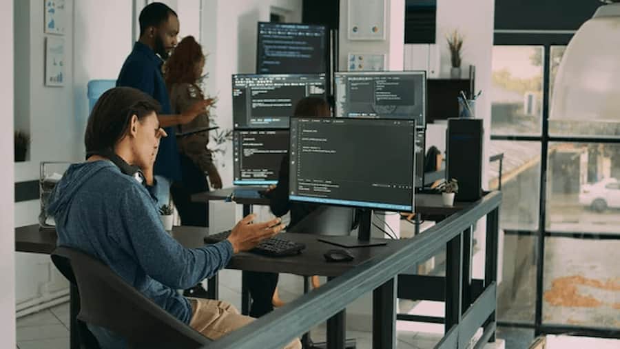 Beneficios y herramientas para la automatización en el desarrollo de software empresa de software-imagen portada