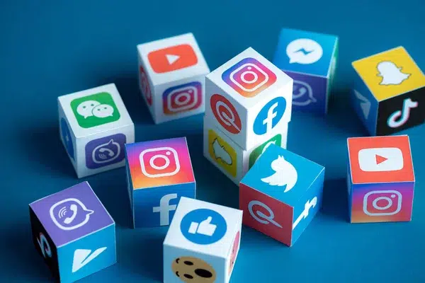 El papel de las redes sociales en la venta de infoproductos: Consejos y herramientas redes sociales- titulo