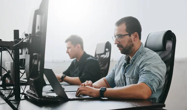 Cómo la inteligencia artificial está revolucionando el proceso de desarrollo web, desde la automatización hasta la personalización avanzada Cómo la inteligencia artificial está revolucionando el proceso de desarrollo web, desde la automatización hasta la personalización avanzada