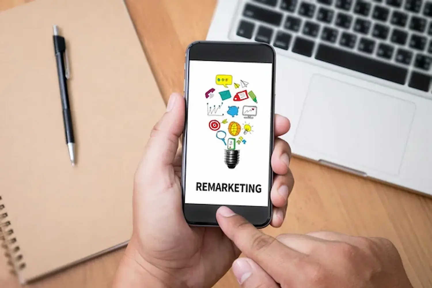 estrategia que permite mostrar anuncios a quienes ya interactuaron con tu web