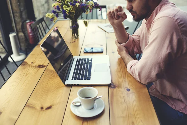 Desarrollo de software vs soluciones estándar: ¿Qué conviene más a tu empresa? infoproductos