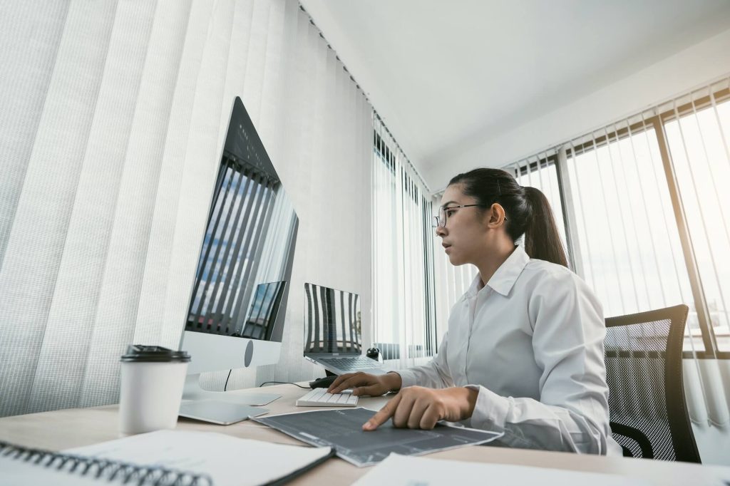 Low-Code y No-Code: Revolucionando el Desarrollo de Software en 2025 analizando el mercado de ventas