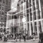 Apple entra en crisis interna: renuncias clave, fracaso en IA y rumores sobre la salida de Tim Cook